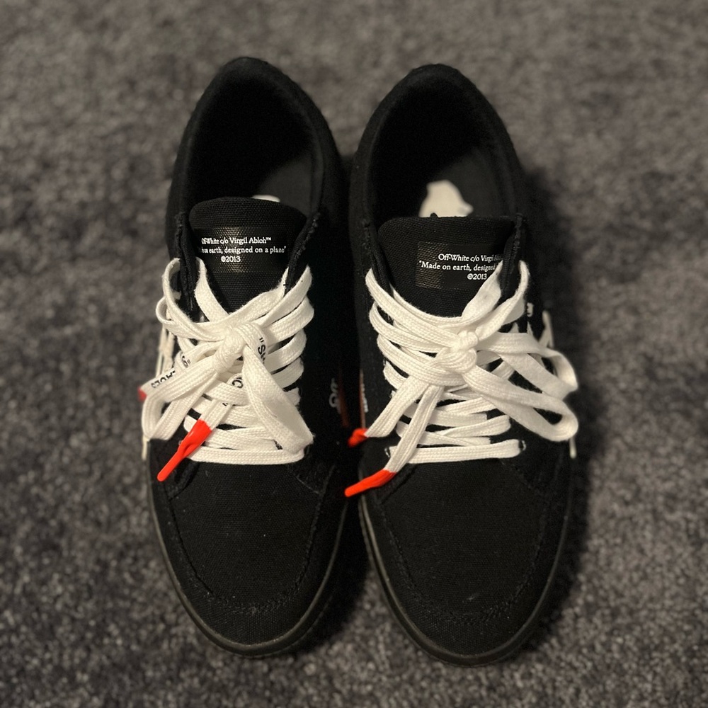 OFF WHITE LOW VULCANIZED SNEAKERS